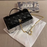 اسود لمعة لوقو ذهبي