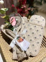 بيج بأزهار زرقاء صغيرة