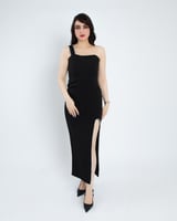 تألقٍ ناصع بأناقة فستان ناتاشا بكتف واحد.