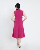 فستان ناتاشا الذي يعانق بأناقة جمالك الطبيعي.