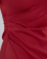 فستان ناتاشا ناعم بتصميم عصري.