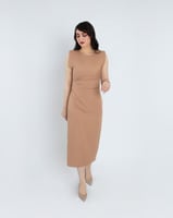 فستان ناتاشا ناعم بتصميم عصري.