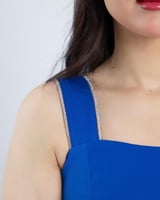 تألقٍ ناصع بأناقة فستان ناتاشا بكتف واحد.