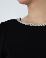 فستان كريب من ناتاشا أنيق بتفاصيل كلاسيكية.