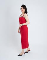 فستان ناتاشا بتطريز أنيق يزين الصدر.