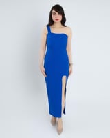 تألقٍ ناصع بأناقة فستان ناتاشا بكتف واحد.