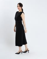 فستان ناتاشا ناعم بتصميم عصري.