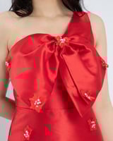 فستان ناتاشا ميكادو بفيونكة على الصدر وزهور متفردة...