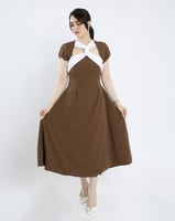 فستان بني ولمسة انيقة في الصدر باللون الابيض