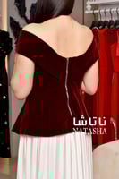 فستان ناتاشا المخملي بكورسيه أنيق وتنورة بليسيه.