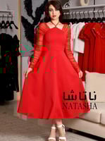 فستان ابيض مع اكمام طويلة شفافة وفتحة صدر انيقة