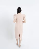 فستان ناتاشا أنيق بأكمام منفوخة مطرّزة.