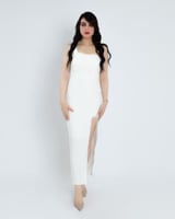 تألقٍ ناصع بأناقة فستان ناتاشا بكتف واحد.