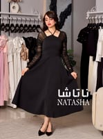 فستان ابيض مع اكمام طويلة شفافة وفتحة صدر انيقة