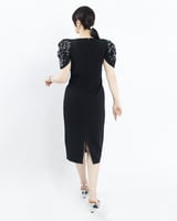 فستان ناتاشا أنيق بأكمام منفوخة مطرّزة.