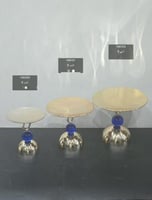 ستاند تقديم فاخر بقاعدة ذهبية