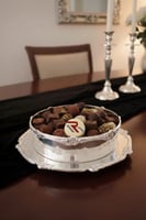 صحن شوكولاتة فاخر من الفيبر فضية مزخرفة