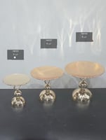 ستاند تقديم فاخر بقاعدة ذهبية