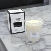 شمعة بلاك بيرلز – رائحة اللبان والخشب 1000 جرام