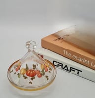 تمرية زجاجية بنقوش القرع