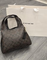 البني الغامق/الأسود بنقشة المونوغرام (Signature Canvas):