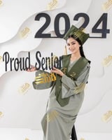 عباية تخرج 2025 بالاسم مع قبعة ووشاح زيتي متجر درة...