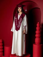 طقم تخرج نسائي أنيق 2025 – عباية تخرج مع وشاح