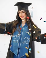 عباية تخرج أنيقة بتطريز خاص لسنة 2025