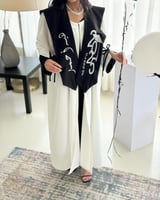 عباية تخرج 2025 لون اوف وايت مع وشاح اسود