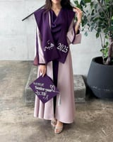 طقم تخرج نسائي أنيق 2025 – وشاح تخرج مخصص مع قبعة