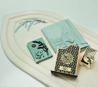 طقم هدية رمضانية فاخر مع مصحف وسجادة صلاة باسم حسب...