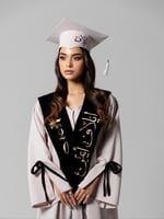 طقم تخرج نسائي فاخر 2026 – عباية وردي فاتح مع وشاح...