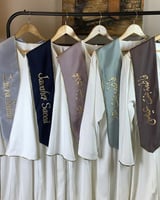 أجمل عبايات التخرج بالاسم والعبارة وسنة التخرج متج...