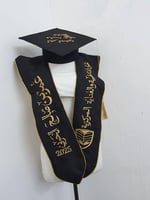 أجمل وشاحات تخرج لون أسود مع تطريز شعار الجامعة