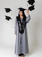 طقم تخرج نسائي أنيق 2026 – عباية رمادي مع وشاح أسو...