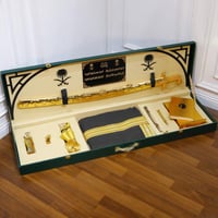 طقم السيف الملكي مع البشت والشماغ – هدية فاخرة للم...