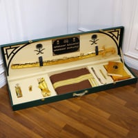 طقم السيف الملكي مع البشت والشماغ – هدية فاخرة للم...