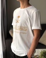 تيشرت اليوم الوطني بتصميم الجواز أببض