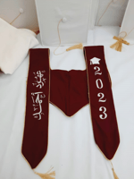 وشاح تخرج لون عنابي مع قبعة تخرج سادة - تطريز الاس...