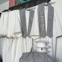 عبايات تخرج 2023 لون اوف وايت مع القبعه والوشاح -...