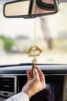 تعليقة كسرة العود بشكل قلب بيدين - متجر درة مسك