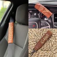 طقم اكسسوارات سيارة لون جملي مسكة دركسيون مع مسكة...