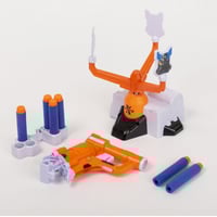 لعبة مسدس مع هدف الثلاث صور المعلقة