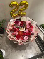 باقه ورد مع كيك وبالونات و رقم