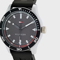 ساعة تومي هيلفيغر