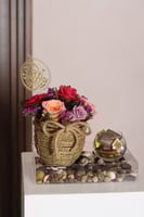 باقه ورد على ستاند وحلاوه باتشي