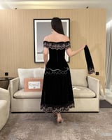 فستان سهرة أسود مزخرف بأكمام مزينة بالزهور