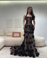 فستان سهرة اسود أنيق بكلفة الورود البارزة بتصميم ف...