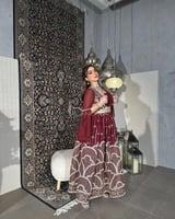 اناقة العنود - فستان أنيق برغندي و أخضر غامق