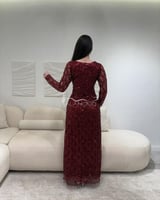 فستان سهرة بلون عودي فاتح بتطريز لامع